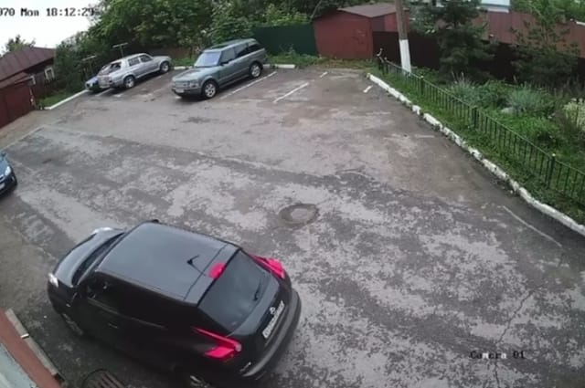 На жительницу Уфы, дважды переехавшую кота, написали заявление в полицию Жильцы дома №48 на улице Запотоцкого написали заявление в полицию на женщину, которая на своем автомобиле дважды переехала кота во дворе. Они заявляют, что водитель сделала эта умышленно. На записях с камер видно, как автомобиль переехал сидящее на дороге животное. После чего автоледи вышла из автомобиля, бросила равнодушный взгляд в сторону погибшего животного и зашла в подъезд. Как рассказали UFA.AIF.RU местные жители, женщина не сожалеет о случившемся. «Она заявила, что не подошла к ней, потому что кошка гадит в подъезде, и заслуживает такой участи. Само животное домашнее. У него есть хозяин, который живет в этом доме. Он болеет, поэтому сейчас за кошкой ухаживает слабовидящая бабушка. Они могли просто не увидеть, когда их питомец что-то сделал в подъезде», - говорят жильцы. Известно, что у женщины есть ребенок, а сама она приезжает сюда к матери. Сейчас местные жители планируют перекрыть ей доступ к шлагбауму.
