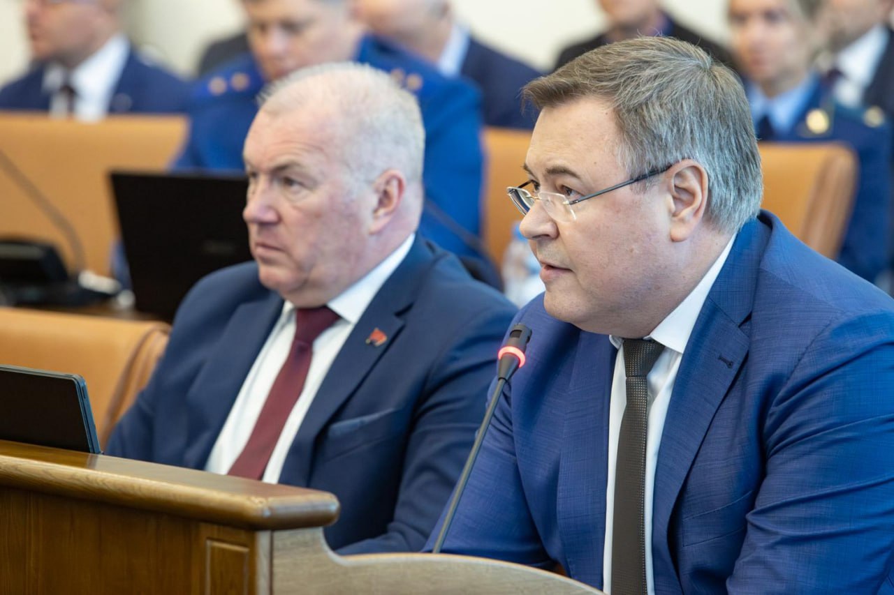 Владимир Часовитин выступил с докладом об экологической ситуации в регионе Министр экологии Красноярского края принял участие в работе сессии краевого парламента Вопросы экологии остаются одной из важнейших тем в жизни промышленного Красноярского края Выступление Часовитина прокомментировал заместитель председателя Заксобрания края Дмитрий Свиридов В прошлом году была проведена содержательная работа по снижению выбросов в атмосферу в крупнейших городах нашего края Значительные позитивные изменения экологической обстановки отмечены в Норильске в том числе зарегистрировано снижение предельной концентрации взвешенных веществ и диоксида серы на 30 Несомненно это результат запуска и работы Серной программы Отмечу что северные депутаты в ходе обсуждения доклада министра рекомендовали обратить особое внимание на работу регионального оператора по обращению с ТКО в арктических территориях Безусловно необходимо повышение качества его компании обновление техники постоянное взаимодействие служб регоператора и местных управляющих компаний для поддержания чистоты северных городов и посёлков Предложения и замечания депутатов будут отражены в постановлении Законодательного собрания по итогам доклада зпнорильск заполярнаяправда газетанорильск норильск талнах кайеркан оганер новостинорильска ВКонтакте Telegram