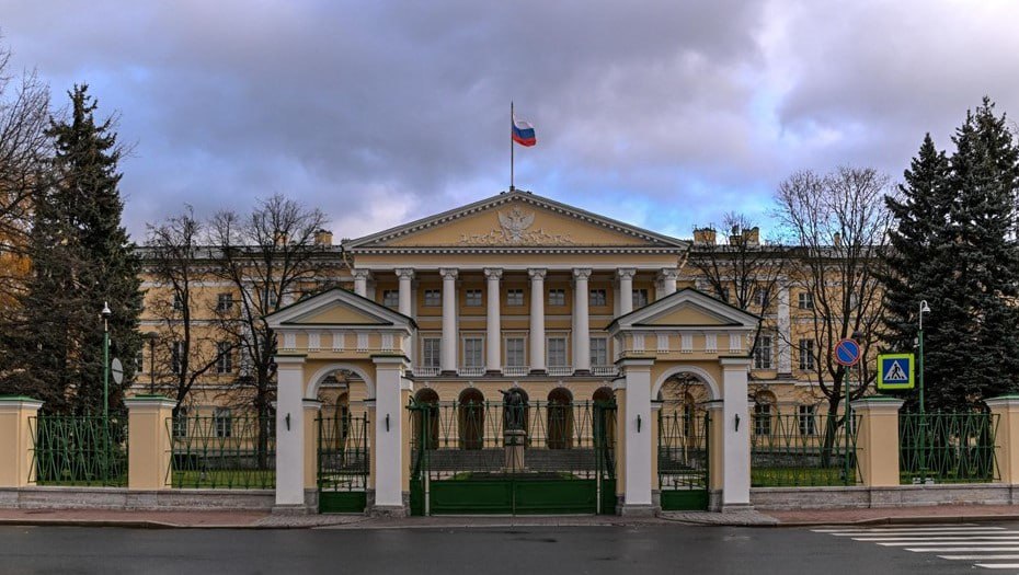 Отдельным чиновникам Смольного разрешат не отчитываться о своих доходах ежегодно Вице губернатор Валерий Москаленко подписал приказ который меняет правила для сотрудников Смольного Теперь сдавать декларации о доходах своих супругов и несовершеннолетних детей нужно будет не всем и возможно не каждый год Список должностей обязанных отчитываться скорректировали из за кадровых перестановок Но это точечное изменение совпало с глобальной идеей которую недавно обсуждали в Госдуме перейти от ежегодной кампании по декларациям к непрерывному антикоррупционному контролю Проще говоря хотят чтобы следили за доходами не раз в год по отчёту а в режиме онлайн если что то меняется Михаил Тихонов Подписаться на ДП в Telegram MAX