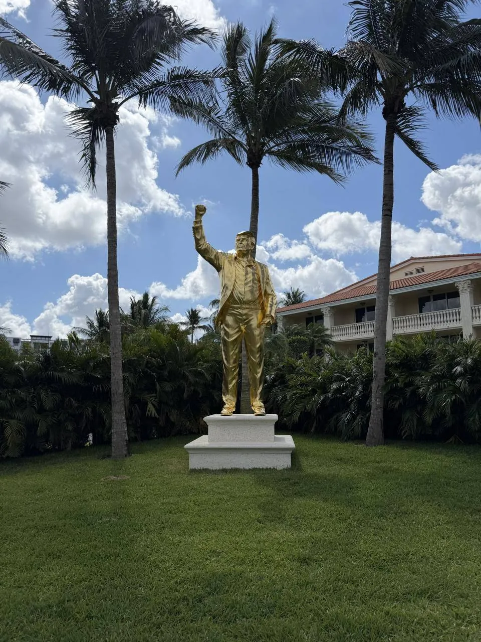 В гольф клубе Трампа Trump National Doral во Флориде поставили золотую статую президента
