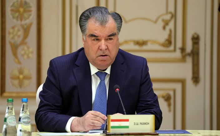 Президент Таджикистана Эмомали Рахмон подписал закон, отменяющий уголовную ответственность за лайки и другие знаки в социальных сетях. Ранее он обещал прекратить преследование граждан за активность в соцсетях. Вы понимаете? Даже в Таджикистане поняли, что это безумие. Тот неловкий момент, когда даже нищие азиатские сатрапии выглядят более прогрессивными, чем российские деды.