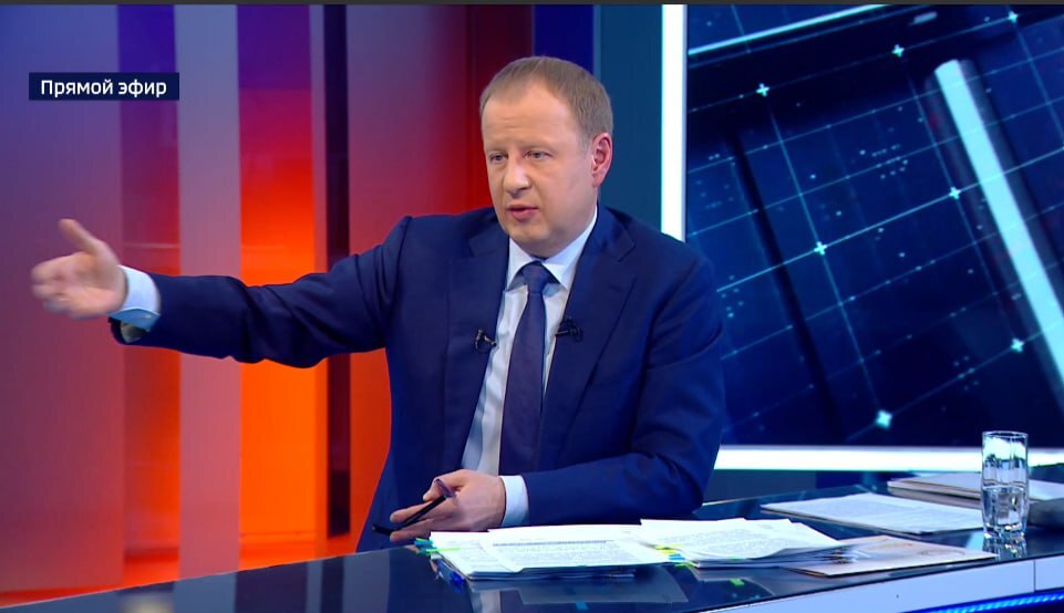 Виктор Томенко в эфире Вести Алтай ответил почти на 30 вопросов жителей края Глава региона затронул темы поддержки участников СВО и их семей медицины ремонта и строительства дорог и школ В частности он поручил Минздраву решить вопрос со скорой для Быстроистокского района она сгорела там осенью Актуально С начала СВО на поддержку военнослужащих край направил более 16 млрд руб Семьям погибших бойцов предоставят 300 бесплатных путевок в санатории Губернатор поручил мэрии Барнаула решить вопрос с заторами на Павловском тракте и разъяснить логистику в связи со стройками К нормативу приведены в регионе около 53 дорог дорожные работы запланированы до 2030 года Более 5000 вопросов поступивших на линию агрегировали ЦУР Народный фронт и реготделение Единой России Ответы не прозвучавшие в эфире дадут профильные организации Трансляция   clck ru 3QQswU