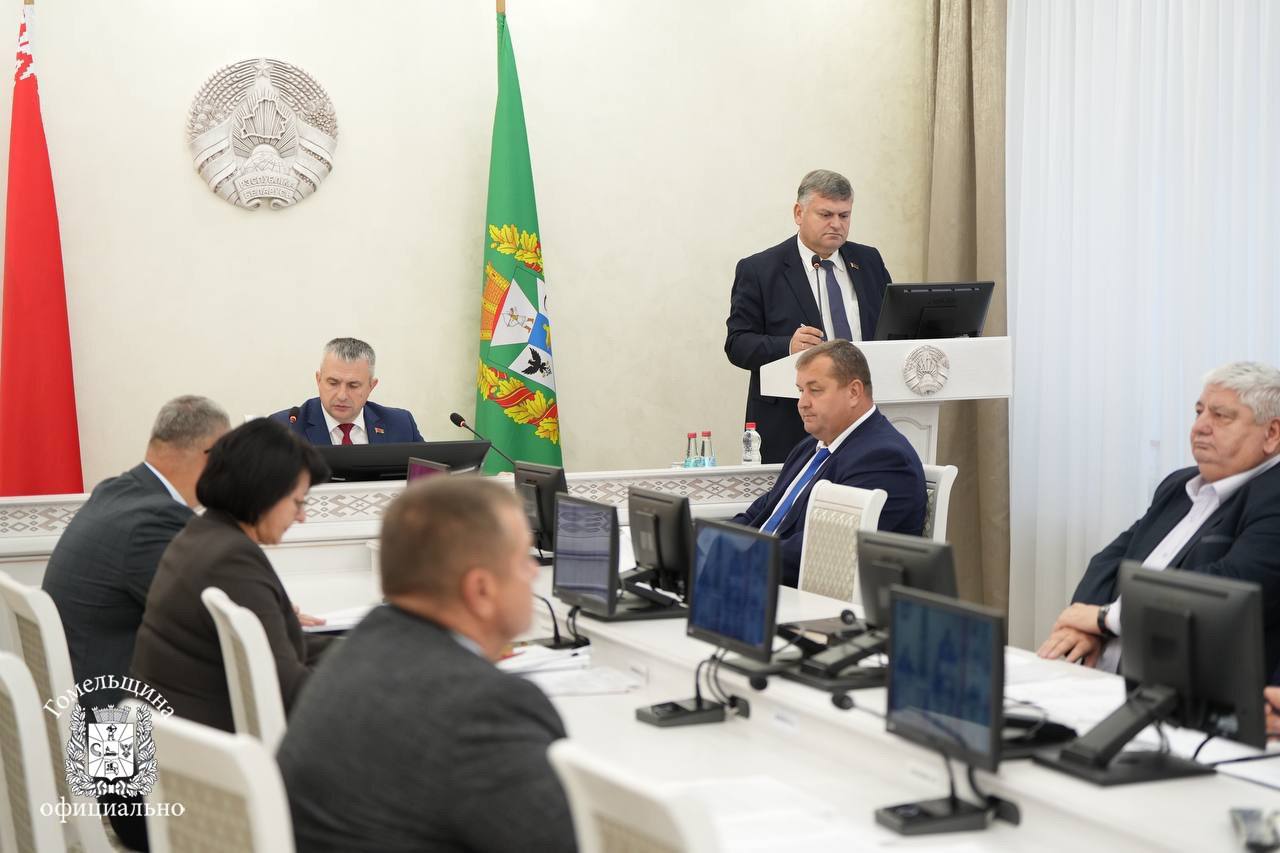 Планируется что до конца нынешнего года на Гомельщине будет введено шесть молочно товарных комплексов Вопрос обсудили на совещании во главе с председателем облисполкома Иваном Крупко Новые МТК появятся в Ветковском Чечерском Рогачевском Светлогорском Жлобинском районах На совещании провели полный анализ ситуации наличие финансирования поставка материалов степень готовности комплексов вопрос укомплектованности животноводческих объектов Новые МТК появятся в ноябре и декабре Требование губернатора соблюдение всех нормативных сроков Обсудили также реорганизацию существующих ферм и оптимизацию отдельных хозяйств региона