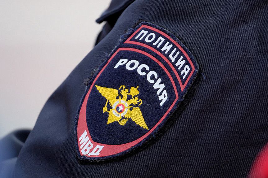 Автоугонщику в Улан Удэ показалось мало одной уголовки В Улан Удэ у подозреваемого в угоне автомобиля появилось второе уголовное дело После того как полиция вернула владельцу его угнанную в начале января машину тот обнаружил в ней небольшой бонус от задержанного бардачок опустевший на 9 тысяч рублей На допросе 36 летний мужчина раннее судимый вину признал Видимо логика была железной раз уж взялся за дело то уж по всем фронтам Теперь к уже имеющемуся делу об угоне добавилось ещё одно по 158 й статье о краже Как говорится за двумя статьями погонишься ни одной условной не поймаешь