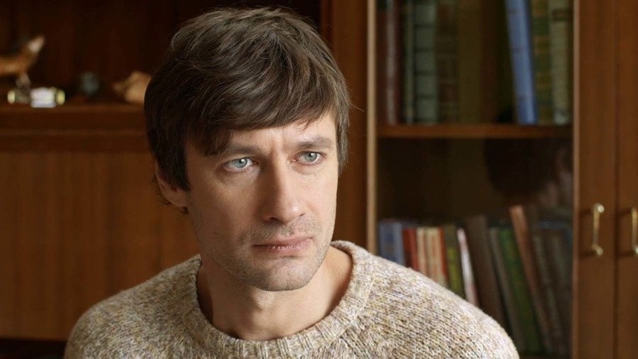 По делу о съемке детской порнографии задержали актера из Убойной силы Речь идет о Владимире Колганове пишут СМИ Звезду криминальных сериалов и его подельника повязали в Петербурге Ранее Следком сообщал что силовики накрыли банду преступников которые снимали порно с годовалыми и двухлетними детьми Фотоматериалы распространялись через даркнет и зарубежные платформы Колганов снимается в кино с 2002 года Он известен по ролям в Улицах разбитых фонарей Убойной силе Морских котиках и Тайнах следствия   Подпишитесь на Абзац TG VK Дзен MAX Rutube