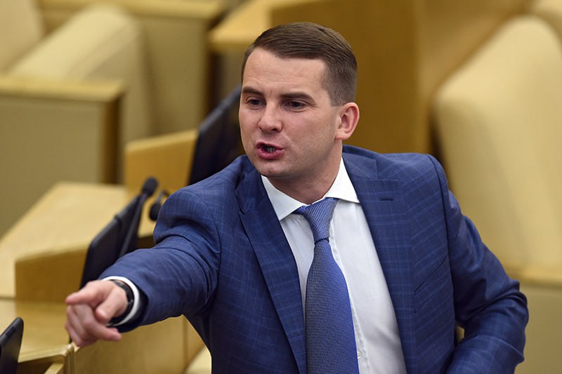 Исключенный из ЛДПР депутат Ярослав Нилов отозвал иск к партии Парламентарий пояснил что принял такое решение после внеочередного съезда ЛДПР на котором Леонид Слуцкий досрочно сложил полномочия председателя и был сразу переизбран По словам Нилова плановые выборы главы партии должны были состояться только в мае 2026 года Новый сценарий подготовлен из за неуверенности в стабильности внутрипартийной ситуации Депутат пообещал вернуться к вопросу о возможном восстановлении в рядах ЛДПР после смены руководства