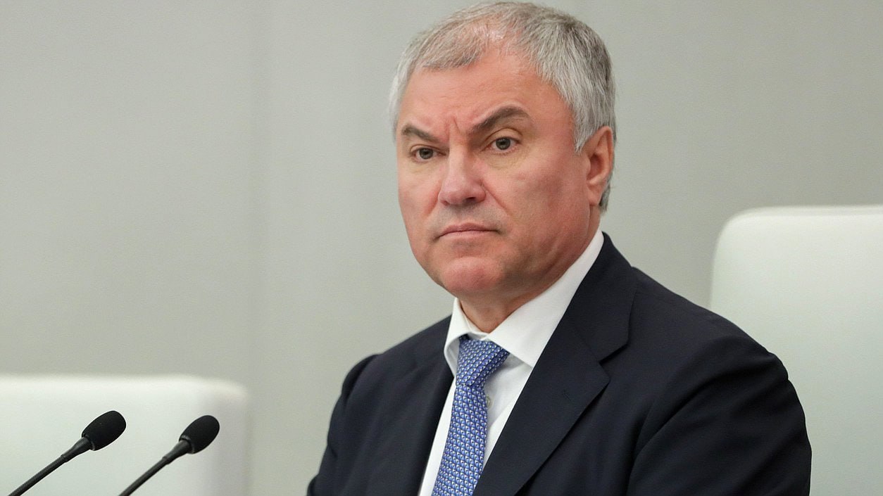 Вячеслав Володин перечислил вступающие в силу законы в июле Вводятся дополнительные меры по защите граждан от мошенников, отметил председатель нижней палаты парламента. Он объяснил, что «тем, кто приобретает чужие банковские карты, использует их для вывода денежных средств, полученных обманным путём, грозит до 6 лет лишения свободы». По словам Володина, также усиливается контроль за мигрантами: запрещается оказывать услуги связи иностранным гражданам, которые не подтвердили личность в салоне связи по биометрии. Также председатель Госдумы сообщил, что с 5 июля вступает в силу закон об увеличении лимита по европротоколу. Подпишись на «Говорит Москва»