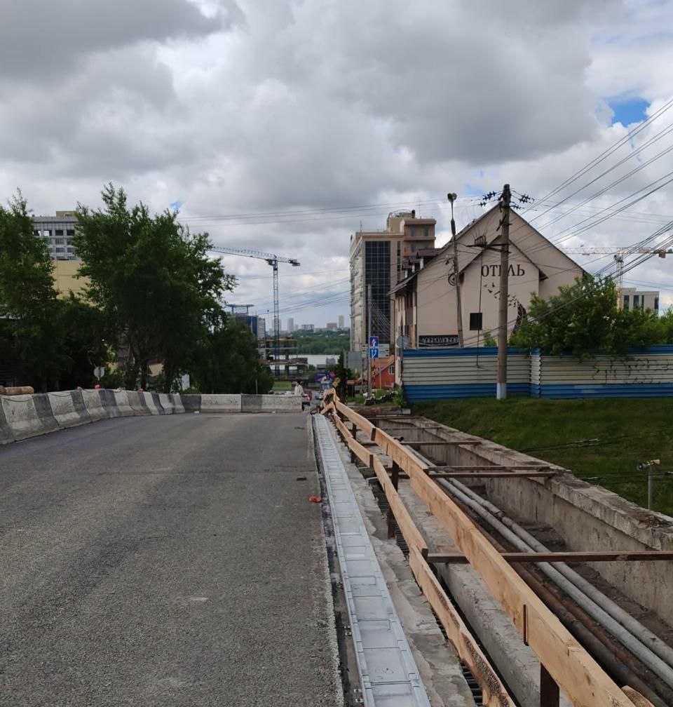 Продолжается ремонт путепровода на ул. Добролюбова в Октябрьском районе «Ремонтные работы начались в сентябре прошлого года. Заменили дорожное покрытие на одной полосе, по правой стороне обновили перила и ограждения, отремонтировали тротуар и установили водоотводной лоток. Работы на объекте должны быть завершены осенью этого года. После ремонта движение по путепроводу станет безопаснее, улучшится транспортная ситуация в Октябрьском районе города», – отметил мэр Новосибирска Максим Кудрявцев. Ремонтные работы на путепроводе ведет подрядчик – ООО «Архитектура». Общая стоимость проекта составляет 110 млн рублей. Сейчас подрядчик выполняет: устройство монолитного цоколя барьерного ограждения демонтаж плит дна короба монтаж арматурного каркаса шкафных стенок обустройство дренажной системы. Напомним, что с 12 мая по 1 декабря 2025 года движение по путепроводу ограничено: закрыт участок от дома №10/1 до дома №10 на ул. Добролюбова разрешено движение только в направлении от пешеходного перехода к ул. Большевистской запрещен проезд со стороны ул. Большевистской в сторону ул. Кирова. Водителям необходимо быть внимательными, руководствоваться знаками, информационными щитами и соблюдать правила дорожного движения.