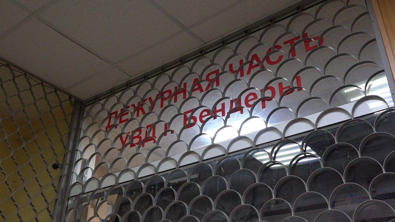 Милиция проводит проверку В пабликах Приднестровья появилось видео с избиением девочки в бендерской школе Кадры с противоправными действиями привлекли внимание сотрудников милиции Заявлений о буллинге ребёнка от матери несовершеннолетней в УВД г Бендеры ранее не поступало Несмотря на это инспекторы ИДН с утра выехали в учебное заведение для проверки обнародованной информации и выяснения обстоятельств произошедшего Правоохранители опрашивают школьников учителей и руководство образовательного учреждения Устанавливают имел ли место буллинг в отношении других детей знали ли об этом педагоги и администрация а также какие меры предпринимались По результатам проверки будет принято решение о привлечении причастных лиц за действия или бездействие к установленной законом ответственности Пресс центр МВД ПМР