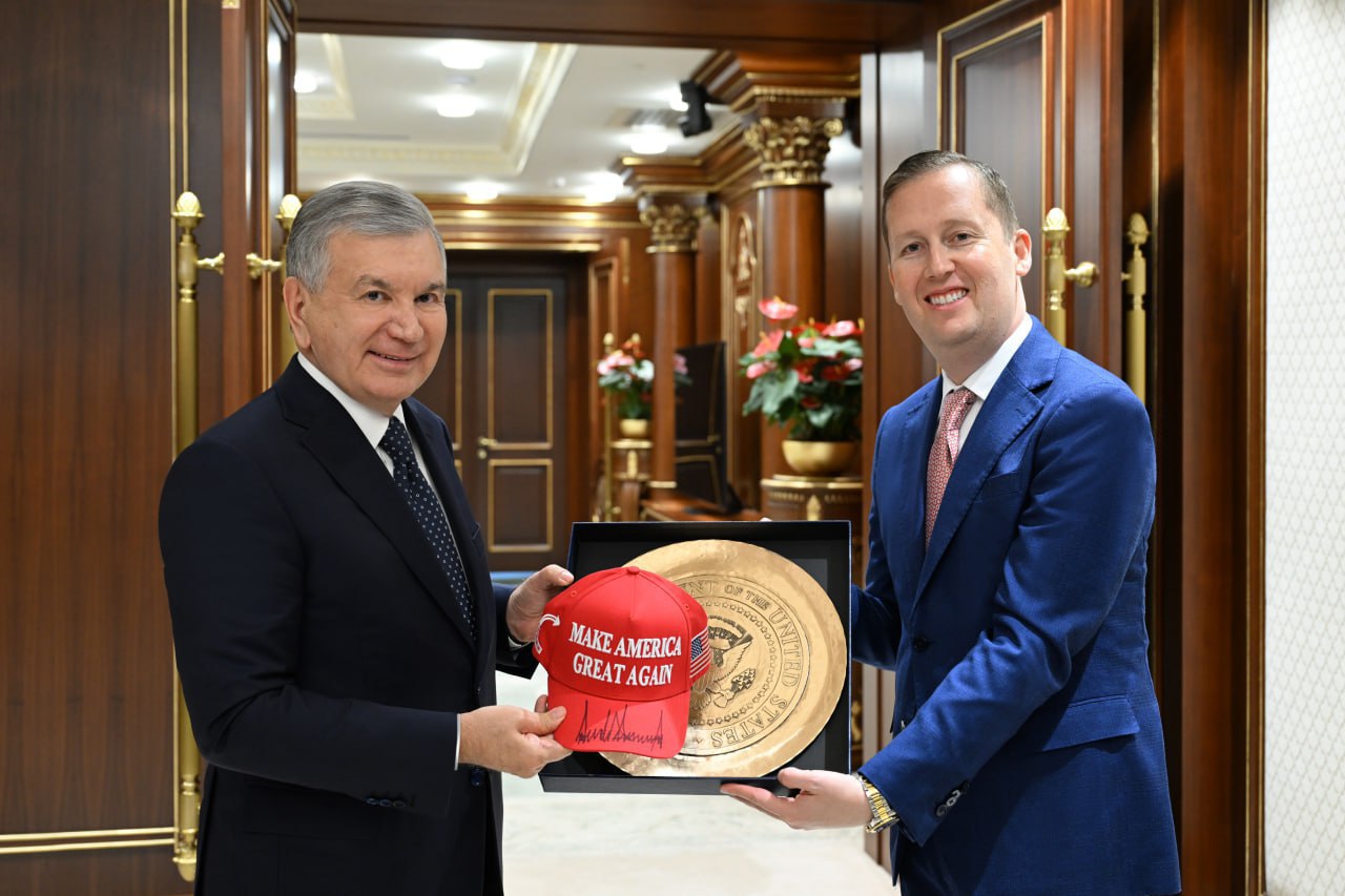 Делегация США подарила Шавкату Мирзиёеву кепку с лозунгом Make America Great Again с подписью Дональда Трампа