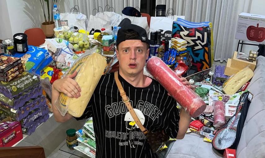 Скандального блогера Mellstroy объявили в розыск в Казахстане Агентство финмониторинга объявило в розыск белорусского блогера Андрея Бурима известного как Mellstroy Информация появилась на сайте правовой статистики Генпрокуратуры Дело зарегистрировали 15 ноября У Mellstroy огромная аудитория свыше трёх миллионов подписчиков в инстаграме и около миллиона в Телеграме Он прославился скандальными прямыми эфирами уголовным делом за избиение девушки рекламой азартных игр и абсурдными челленджами Сейчас он разыгрывает квартиры за самые креативные видео по факту продвигая казино запущенное при участии букмекерской компании В конкурсе участвуют и казахстанцы Так житель Талдыкоргана в надежде на победу сменил имя на Гейм Меллстрой Серікұлы Другой участник в Астане ради квадратных метров устроил полуголый забег по ТРЦ MEGA Silk Way и в итоге получил 15 суток ареста На родине блогер тоже вне закона В начале ноября суд в Минске признал каналы Mellstroy на всех платформах а также логотипы и водяные знаки экстремистскими Фото из инстаграма Mellstroy t me orda kz