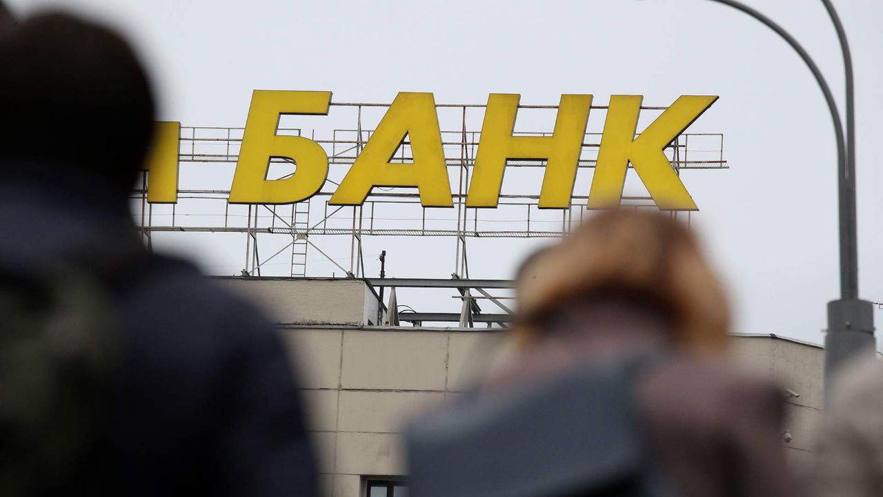 Россияне столкнулись с массовыми скрытыми подключениями платных услуг по картам, выяснили «Известия». Клиенты Альфа-банка, Газпромбанка, Ак Барс Банка и других крупных игроков в конце апреля стали активно жаловаться на списания за платные уведомления или премиальные программы, на которые они не давали прямого согласия. Рынок пытается дополнительно заработать на скрытых комиссиях в условиях замедления кредитования и по сути наживается на невнимательности россиян.