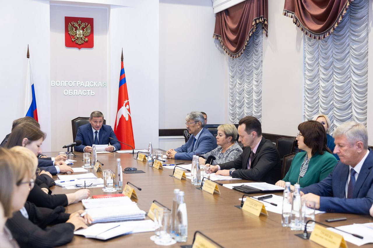 В Волгоградской области продолжат повышать качество оказания медуслуг Губернатор Андрей Бочаров провел совещание по вопросам здравоохранения Были рассмотрены предложения для повышения уровня медицинской помощи и решения выявленных проблем в данной сфере В регионе идет поэтапная работа по созданию современной системы оказания врачебной помощи Подписаться Перейти на сайт
