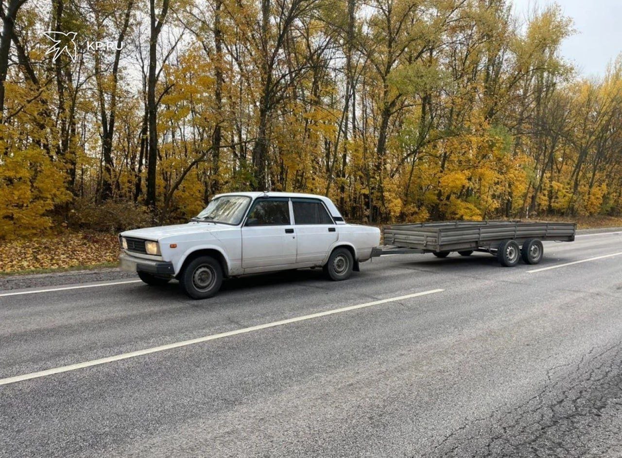 В Воронежской области водитель «пятерки» сбил насмерть 38-летнего мужчину  В среду, 30 октября, в 16:10 в Аннинском районе на 307 километре дороги Курск-Воронежа-Р-22 «Каспий» случилось смертельное ДТП. 41-летний житель Ростовской области, руливший «пятеркой» с полуприцепом, ехал со стороны Воронежа в направлении Анны. По непонятной причине он вовремя не затормозил перед шедшим впереди него по дороге мужчиной и сбил его.  Травмы, полученные пешеходом, оказались смертельными. Мужчина умер до приезда скорой. Его личность уже определили. Погибшему пешеходу было 38 лет.