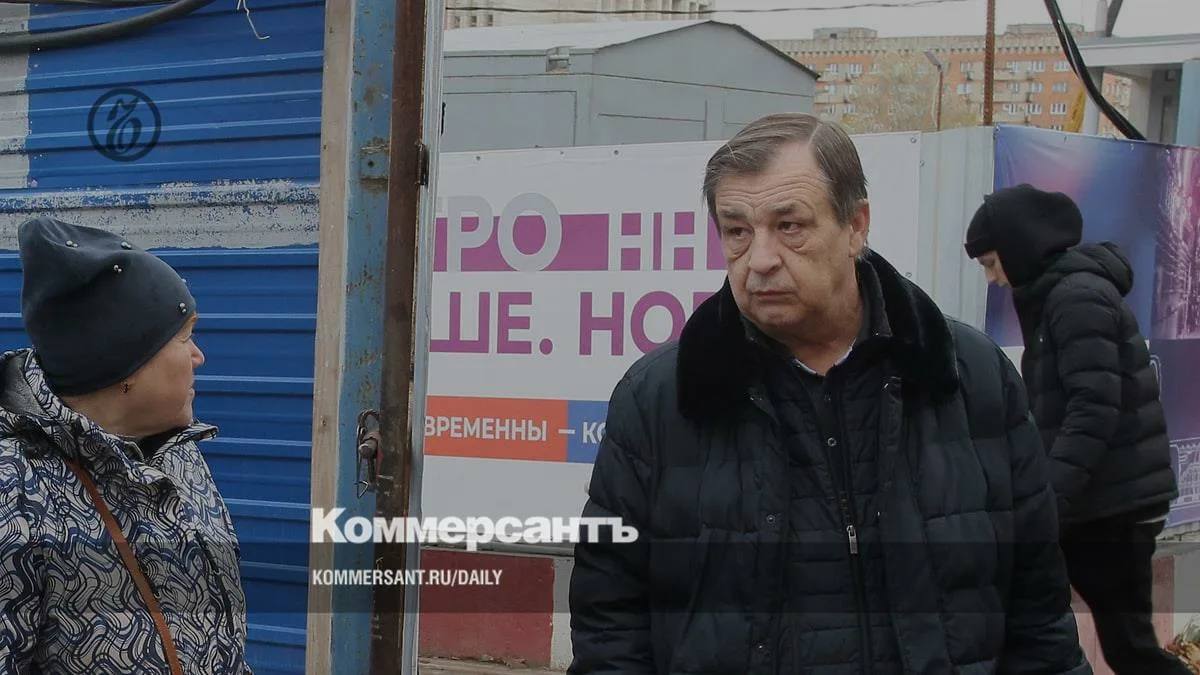 АНГЛИЧАНИНОВУ ЕЩЁ ПЯТЬ ЛЕТ КОЛОНИИ Суд признал бывшего замгубернатора Нижегородской области Валерия Англичанинова виновным в мошенничестве с деньгами дольщиков Дома на Горького Его приговорили к пяти годам колонии общего режима хотя прокурор просил десять лет Бывший замгубернатора перекладывал ответственность на основателя холдинга СУ 155 Михаила Балакина и не признал вину Напомню что строительство Дома на Горького идущее с 2015 года привело к ущербу в 274 миллионов рублей Три года назад Англичанинова приговорили к четырем годам колонии за недостроенный дом для в Чехове Учитывая это ему предстоит отсидеть в колонии ещё шесть лет