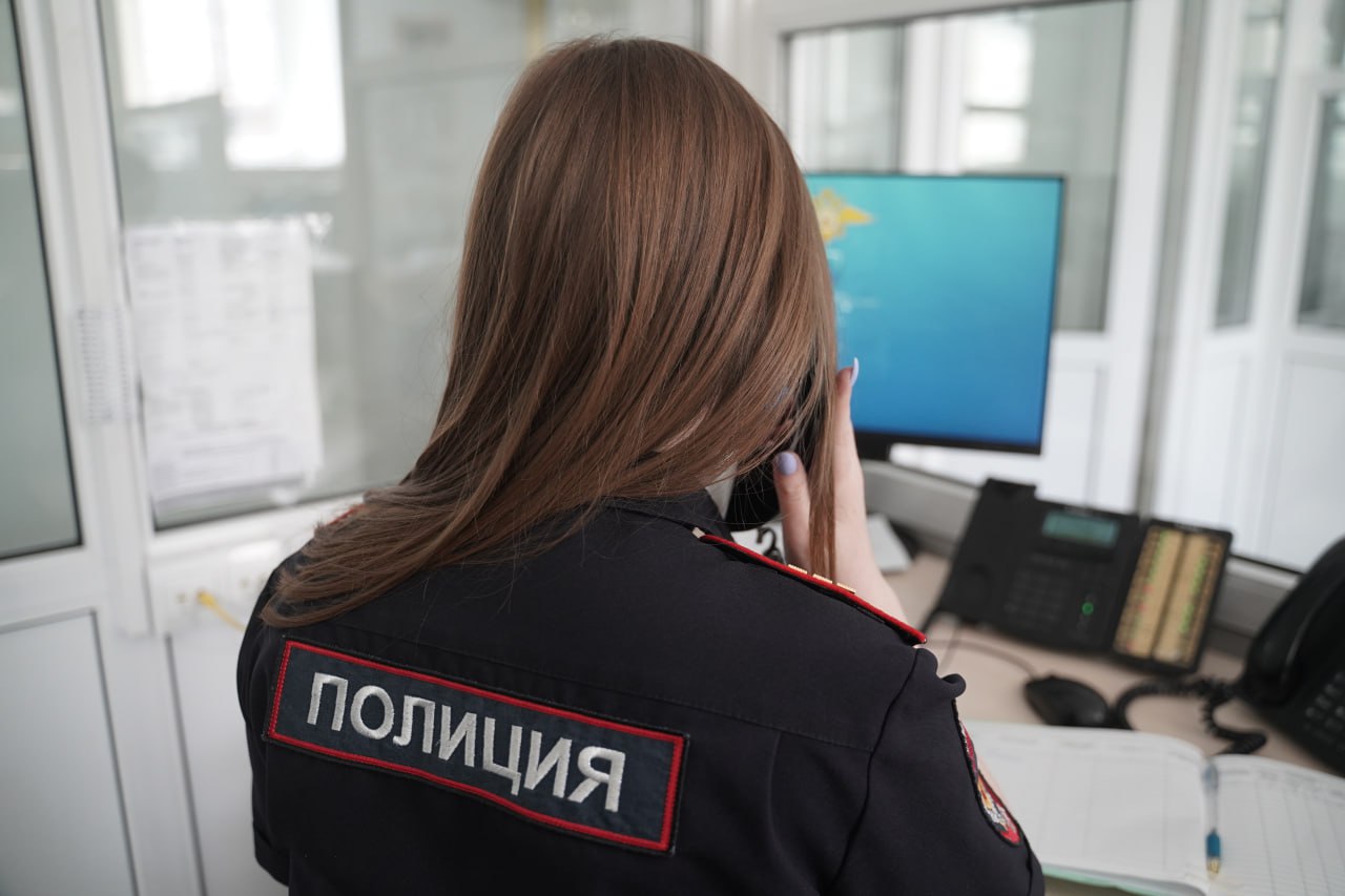 Преследовал ребенка полиция Оренбурга проводит проверку В интернете появились сообщения с видео на котором на улице Юркина мужчина якобы преследует подростка Сначала он пытается начать общение с девочкой во дворе а после заходит следом за спешащей школьницей в подъезд и лифт Правоохранители уже установили личности участников инцидента Всех доставили в отдел для выяснения обстоятельств