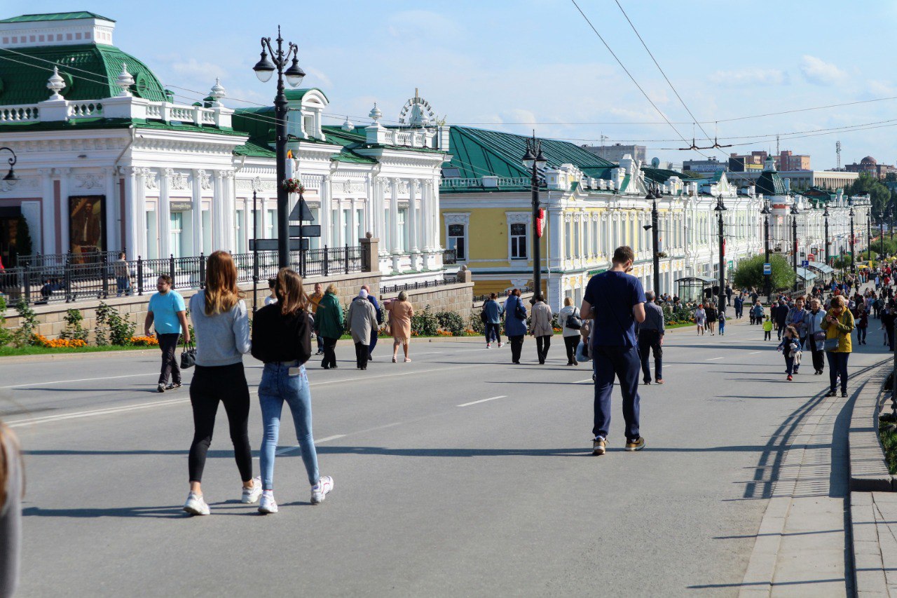 В Омске с этой недели будут перекрывать Любинский на выходные. Все ради молодежи и тусовок. Каждую пятницу в 20:00 Любинский проспект будут закрывать для машин ровно на двое суток, до 20:00 воскресенья. В мэрии рассказали, что так будут делать ради разного рода культурных мероприятий, которые будут проходит в центре города по выходным. На всем протяжении от площади Победы до Партизанской будут только пешеходы ну и самокатчики, куда без них . Уже составлен обширный список праздников, которые будут отмечать в том числе на проезжей части Любинского: Ночь музеев, «Велоомск», «Дни России», День молодежи и многое другое. Омичам обещают, что будет интересно. В дептрансе считают, что перекрытия особо не отразятся на омских пробках: восемь вечера пятницы – это время, когда час пик уже позади, а следующий наступает только в понедельник. Чиновники надеются еще и на лето, которое выманит из города многих омичей. Оставшиеся смогут погулять по Любинскому – если захотят, конечно. Написать в редакцию можно здесь.