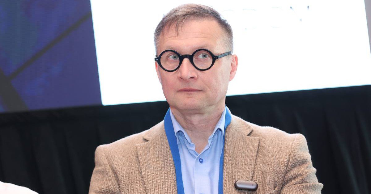 Галушин призвал «Яндекс» и другие маркетплейсы получить лицензии на страхование  На форуме InsurtechDay 2025 обсудили работу маркетплейсов.  Руководитель страхового направления «Яндекса» Александр Ориновский рассказал о продуктах компании. Например, однодневном полисе ОСАГО для такси за 160 р.   Гендир «Группы Зетта Страхование» Игорь Фатьянов напомнил, что тема маркетплейсов не нова, что ею страховщики занимались с момента становления страхового рынка.   Гендир НСИС Николай Галушин призвал «Яндекс», «Озон» и другие маркетплейсы открывать свои страховые лицензии. «Все экосистемы должны создать своего страховщика — уверен Галушин. — Почему теперь не сделать "Яндекс Страховщика" с лицензией? Вы управляете портфелем. Вам не нужны вот эти все заморочки — математические модели, андеррайтеры. Вы делаете короткое страхование и идет огромный поток клиентов. Никакой другой банковский продукт не обеспечит такое ROE».   Подробнее — на сайте АСН.