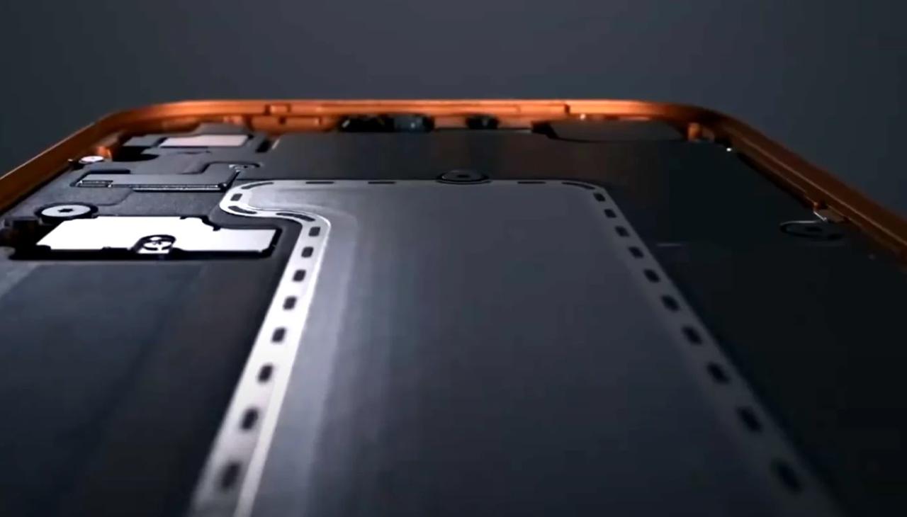 Следующий iPad Pro получит одну из самых полезных фич iPhone 17 Pro Авторитетный инсайдер и журналист Bloomberg Марк Гурман поделился информацией что Apple планирует оснастить iPad Pro 2027 года новой системой жидкостного охлаждения с паровой камерой которая уже используется в iPhone 17 Pro и 17 Pro Max Гурман пояснил что Apple пойдёт на такой шаг из за роста производительности новых процессоров с которыми пассивное охлаждение за счёт конструкции корпуса уже не справляется Это нововведение появится уже в следующем поколении iPad Pro поскольку они получат чип M6 изготовленный по 2 нм техпроцессу TSMC Система жидкостного охлаждения поможет снизить троттлинг особенно в играх Если внедрение такого охлаждения в iPhone и iPad Pro покажет хорошие результаты Apple может использовать её и в других устройствах с пассивным охлаждением например в MacBook Air Ожидается что Apple выпустит следующие iPad Pro на M6 весной 2027 года iguides