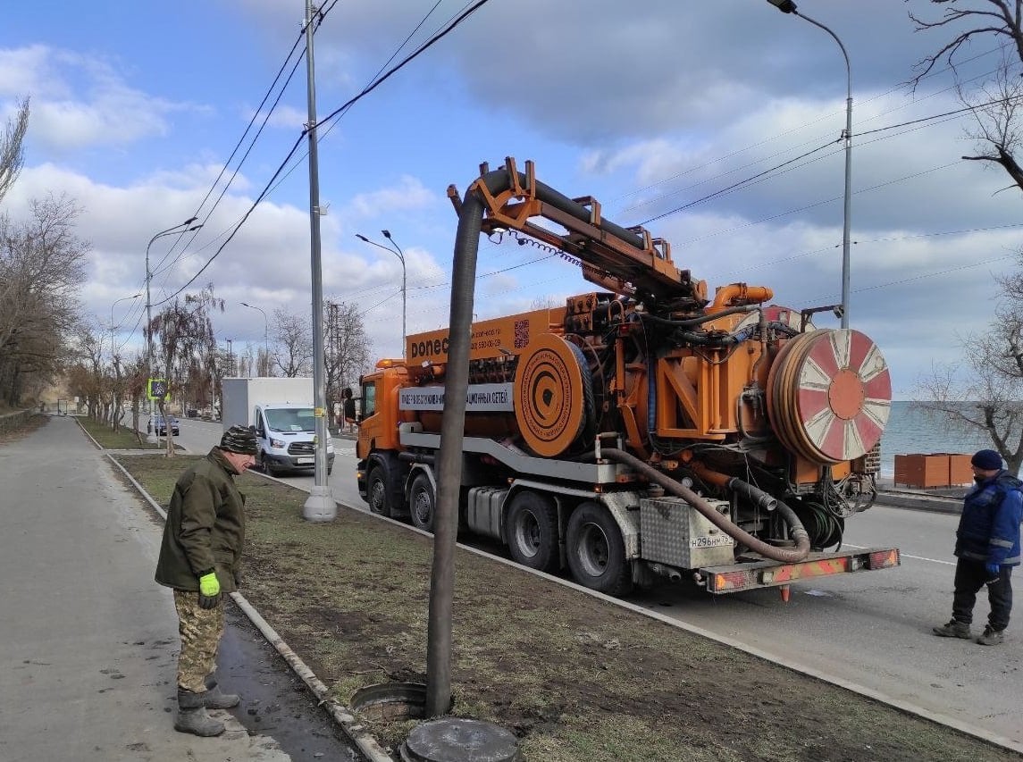 Специалисты предприятия «Вода Донбасса» устранили затор канализации на Приморском бульваре   Причиной аварийной ситуации на канализационном коллекторе диаметром 800 мм стала длительная эксплуатация коллектора  на протяжении 38 лет  и несоблюдение населением правил пользования канализационной сетью.   ‍ Специалисты Мариупольского филиала предприятия «Вода Донбасса» провели ремонтные работы в районе городского пирса. Для ликвидации последствий аварии использовали спецтехнику.  На данный момент канализационная система работает в штатном режиме. Замена данного коллектора внесена в план реализации 2025 года по федеральной программе СИП.