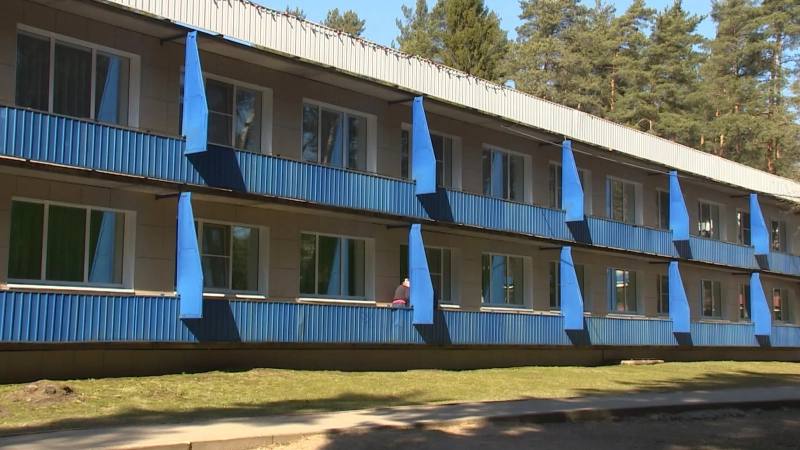 Сегодня в Петербурге стартует летняя оздоровительная кампания. На отдых в Северную столицу по приглашению губернатора Александра Беглова приехала первая группа детей из Курской области. 40 школьников ранним утром прибыли на Ладожский вокзал. Ребята будут отдыхать в детском оздоровительном лагере «Солнечное». Первая смена продлится 21 день. Программа насыщенная — мастер-классы, квизы, конкурсы, тематические программы, посвященные Дню защиты детей, Дню России и 100-летию международного детского центра «Артек». ВКонтакте Одноклассниках