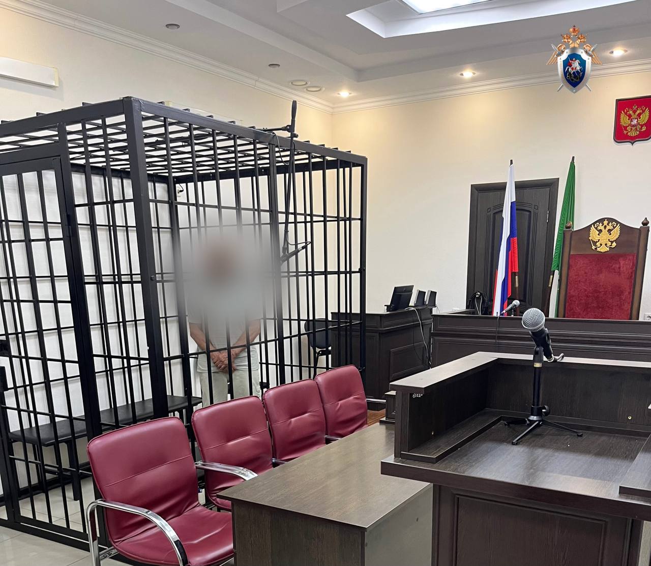В Адыгее местный житель заключен под стражу по обвинению в убийстве  знакомого   Следственным отделом  по городу Майкопу следственного управления СК России по Республике Адыгея расследуется уголовное дело в отношении местного жителя, обвиняемого в совершении преступления, предусмотренного ч. 1 ст. 105 УК РФ  убийство .   ‼  Следствием установлено, что вечером 01.08.2025 в г. Майкопе местный житель в состоянии алкогольного опьянения во дворе собственного домовладения нанес своему знакомому не менее двух ударов по голове тяжелым предметом, в результате чего потерпевший скончался на месте происшествия.  Фигурант задержан, по ходатайству следователя в отношении него судом избрана мера пресечения в виде заключения под стражу.     В настоящее время по уголовному делу следователями и криминалистами проводятся следственные действия, направленные на установление обстоятельств совершенного преступления, назначены судебные экспертизы.
