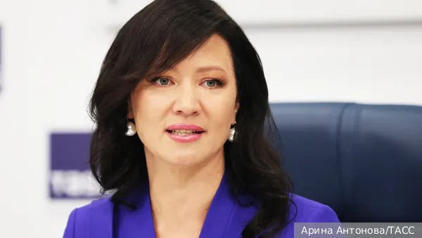 Женщины лидеры занимающие ответственные посты и ведущие активную общественную деятельность могут сформировать новый образ женской дипломатии сказала газете ВЗГЛЯД Елена Мироненко гендиректор фонда Атом По ее словам потенциал женской дипломатии как элемента мягкой силы еще не полностью раскрыт в России Важным шагом в этом направлении стал запуск программы дополнительного профессионального образования Женская дипломатия в Дипломатической академии МИД России Сегодня женщины занимают ключевые позиции не только в политике Многие возглавляют музеи работают в гостиничном и других видах бизнеса Яркий пример Татьяна Ким одна из наиболее успешных женщин предпринимателей страны Эти лидеры способны сформировать новый образ женской дипломатии добавила эксперт Главным вызовом для активных женщин Мироненко назвала нехватку времени и сложности совмещения карьеры с личной жизнью Государственная поддержка через целевое финансирование и компенсационные меры стала бы дополнительным стимулом делая вопрос самореализации на руководящих должностях более оправданным заключила она Подписаться Читать эксклюзив