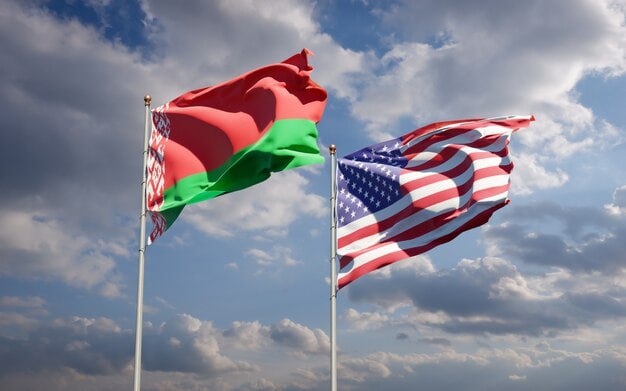 США не выдали визы белорусской делегации для участия в заседании Совета мира В Вашингтон в частности должен был отправиться министр иностранных дел республики Максим Рыженков В белорусском МИДе подчеркнули что все необходимые документы были направлены протокольным службам США в установленном порядке Однако несмотря на выполнение всех требуемых процедур с нашей стороны визы делегации выданы не были В этой ситуации возникает закономерный вопрос о каком мире и о какой последовательности может идти речь если даже базовые формальности для нашего участия не были выполнены организаторами заявили в МИДе Подписаться на Говорит Москва Telegram VK MAX