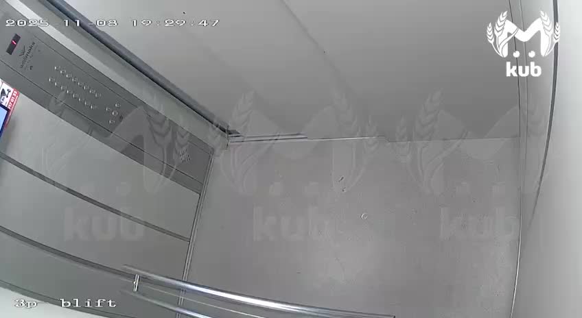 Электровелосипед загорелся в лифте, хозяин успешно вывел его на улицу