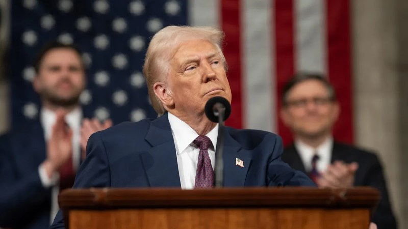 Демократов беспокоят финансовые активы советника Трампа Группа американских сенаторов демократов возглавляемая Адамом Шиффом отправила письмо Стиву Уиткоффу особому посланнику Дональда Трампа на Ближнем Востоке требуя разъяснений касаемо владения криптовалютами и бизнесом World Liberty Financial руководителем которого является его сын Зак Уиткофф Это обращение последовало после материалов The New York Times утверждавших что деятельность Уиткоффа потенциально противоречит его должностным обязанностям Белый дом отверг обвинения а сам Трамп подал иск на издание заявляя о многомиллиардном ущербе своей репутации и проектов включая токен TRUMP Требования сенаторов касаются возможного конфликта интересов и требуют подробных объяснений до 31 октября
