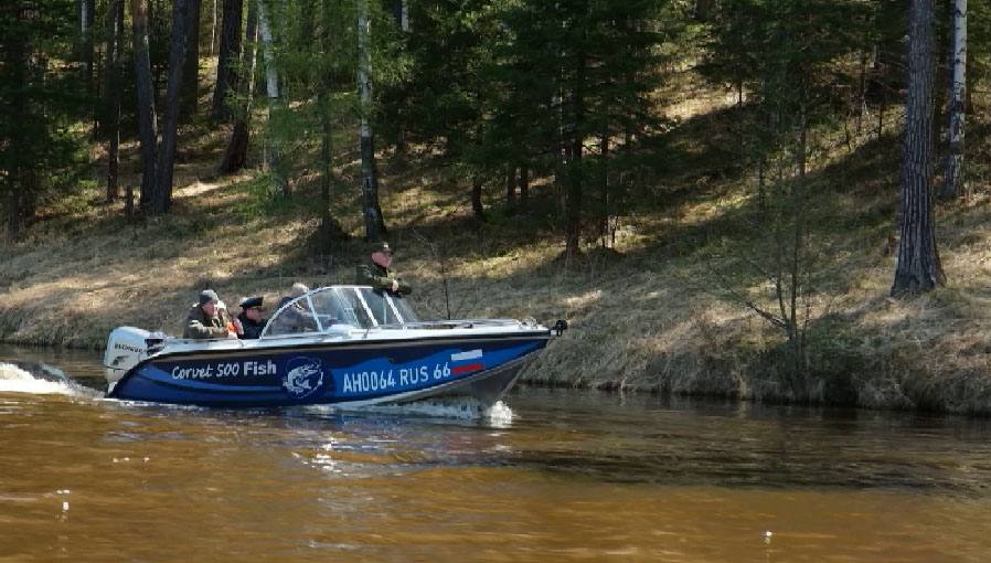 В Реже внепланово проверили лесничество Передвижение по реке Реж позволило специалистам оценить состояние природных ресурсов и оперативно выявить проблемы, связанные с незаконной вырубкой леса, загрязнением воды и пожарами. Режевское лесничество насчитывает 124 тысячи гектаров леса, которые разделены на 4 участковых лесничества. На них расположены 8 памятников природы и 2 ландшафтных заказника. Патрульная группа внимательно осмотрела живописные Бородинские скалы и провела разъяснительную работу с отдыхающими. Особое внимание уделили местам, где в прошлом году бушевал огонь – там сейчас кипит работа по восстановлению леса.