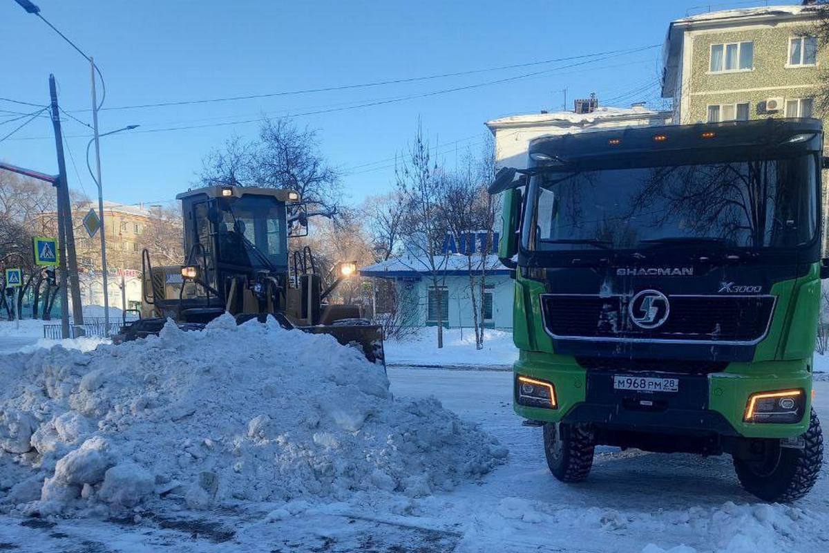 Режим повышенной готовности объявили в Благовещенске из-за возможного подтопления  Постановление подписал мэр Олег Имамеев. Это необходимо для мобилизации всех сил и средств для борьбы с возможным подтоплением во время таяния снега.  В городском управлении по делам гражданской обороны и чрезвычайных ситуаций уже создан оперативный штаб. В него вошли руководители городского управления по делам ГО ЧС, управления ЖКХ, АКС, ГСТК, поисково-спасательного отряда ГУ МЧС. Возглавил штаб заместитель мэра Благовещенска Виталий Рудненок.