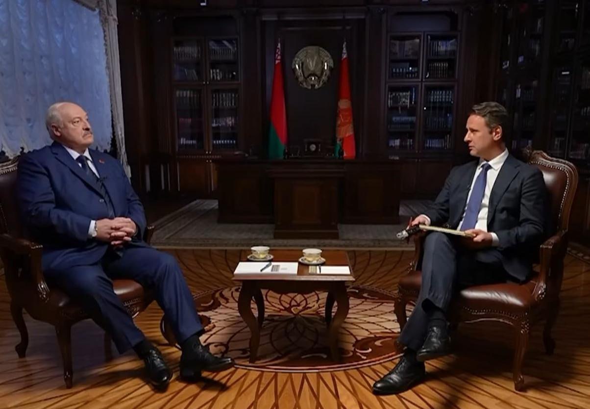 Лукашенко дал интервью журналу Time  Александр Лукашенко пообщался с американским журналистом и писателем Саймоном Шустером, который работает в Time с 2013 года.  Собрали главные высказывания в одном материале   Читать