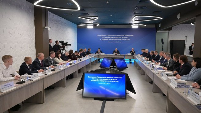 Вклад Ленобласти в развитие МСП оценили на федеральном уровне В Москве сегодня прошло заседание правительственной комиссии по вопросам развития малого и среднего предпринимательства МСП под председательством премьер-министра РФ Михаила Мишустина. В мероприятии принял участие губернатор Ленобласти Александр Дрозденко. 47-й регион – инициатор многих инноваций в системе поддержки МСП, которые переходят и на государственный уровень. Михаил Мишустин на заседании комиссии поблагодарил Александра Юрьевича за проделанную работу. Так, в этом году общий размер региональной господдержки малого и среднего бизнеса составляет более 1 млрд рублей. Кроме того, по итогам 2024 года Ленобласть впервые за счет налогов малого бизнеса получила поступление в бюджет более 17 млрд рублей. Всего в сфере МСП 47-го региона сегодня задействовано больше 338 тыс. человек. Показатель вырос в три раза по сравнению с 2002 годом. Online47 — Всё о Ленобласти и не только