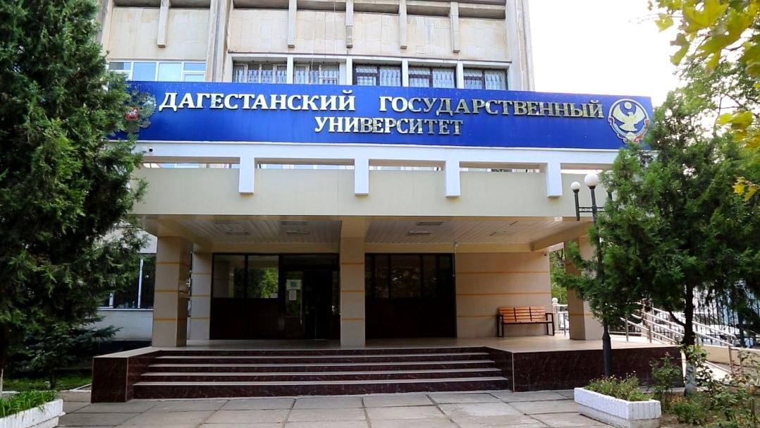 Активисты Движения Первых смогут получить допбаллы при поступлении в вузы Абитуриенты призеры и победители проектов Движения Первых смогут получить дополнительные баллы при поступлении в вузы Об этом накануне сообщил председатель правления Движения первых Артур Орлов Среди вузов которые уже в этом году внедряют новшество Бауманка Станкин МИРЭА МГЮА и еще более 60 организаций из разных регионов России В некоторых дагестанских вузах баллы призерам и победителям проектов Движения Первых учитывали и раньше Движение Первых Юнармия Код будущего Обелимпикс и участие в других проектах могут принести ребятам от двух до пяти баллов при поступлении в наш вуз рассказали Мирмолу в пресс службе ДГТУ Возможно уже в этом году учитывать эти достижения будут и при приеме в ДГУНХ Правила приема мы по правилам разместили у себя на сайте до 20 января Если их можно будет поменять и добавить туда информацию то мы конечно будем их учитывать Пять баллов мы даем за золотую медаль будет неправильно если за проекты Движения первых будем давать столько же Скорее всего три балла сообщили в ДГУНХ В Дагестанском государственном педагогическом университете рассказали что ближе к приемной кампании будут точно знать стоит ли призерам и победителям проектов Движения Первых рассчитывать на доп баллы В ДГМУ пока такой информации нет В ДГУ сообщили что не планируют добавлять баллы за призерам и победителям проектов Движения Первых Фото сайт ДГУ