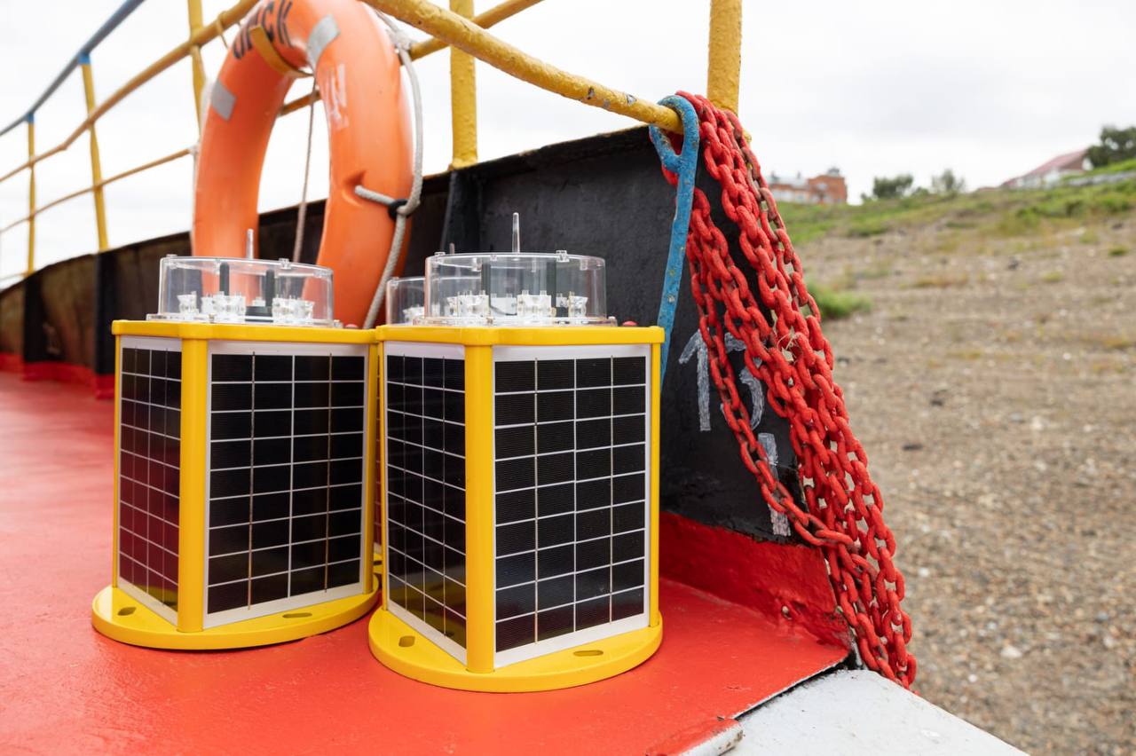 Ростех запустил серийное производство оборудования для речной навигации   seanews ru 2025 10 29 ru rosteh zapustil serijnoe proizvodstvo oborudovanija dlja rechnoj navigacii Холдинг Росэл Госкорпорации Ростех приступил к серийному производству системы интеллектуального мониторинга и управления навигационными огнями сообщили SeaNews в Ростехе В состав системы входят круговые навигационные огни КНО освещающие непрерывным светом дугу горизонта в 360 и базовая станция для приема обработки и передачи данных на диспетчерский пульт КНО оснащены датчиками для сбора информации об окружающей обстановке