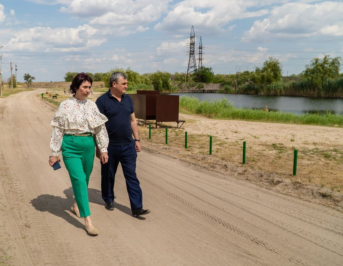 Совместно с депутатом Мелитопольского городского Совета Ириной Матвиенко посетили озеро Горячка, где завершаются работы по благоустройству Напомню, что ранее в рамках выездного совещания мною было дано поручение привести в порядок прибрежную территорию для комфортного отдыха горожан, а также обеспечить стабильное водоснабжение водоема. В настоящее время намеченные мероприятия выполнены. Завершены работы по восстановлению давления в водопроводной системе и продолжается завоз песка. Территория оснащена всем необходимым для комфортного отдыха: от лавочек и раздевалок до детских площадок и смотровой вышки. Уже сейчас можно наблюдать, что жители активно пользуются облагороженной территорией – отдыхают и занимаются рыбной ловлей. Благодарю сотрудников коммунальных служб за оперативную и качественную работу. Создание комфортных условий для жителей остается нашим приоритетом.