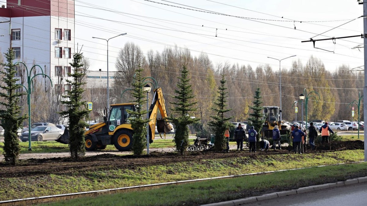 В Самаре высаживают более 2 тысяч кустарников На улице Ташкентской и в Лосином сквере посёлка Толевого продолжается озеленение Здесь появятся липы ели рябины берёзы и свыше 2 тысяч кустов снежноягодника и дёрена В мэрии отметили что теперь в Самаре делают ставку на многолетние растения и благоустройство общественных пространств ГТРК Самара MAX lВК lОК lСАЙТ