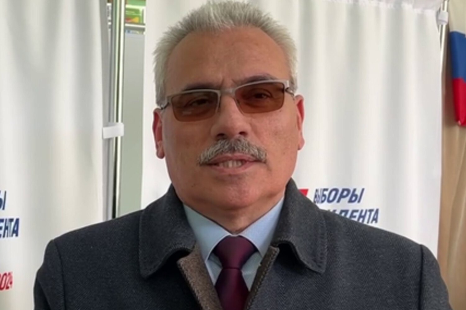 Глава азербайджанской диаспоры Подмосковья заявил о её возможном роспуске  Азербайджанская диаспора в Московской области, вероятно, будет распущена. Об этом заявил Эльшан Ибрагимов — бывший глава организации, лишённый российского гражданства и депортированный за угрозу национальной безопасности. По его словам, в нынешней ситуации «никто не хочет работать».  Ибрагимова задержали 4 июля за нарушение миграционного законодательства, после чего лишили гражданства и выдворили из страны. В опубликованном в СМИ видео он подтвердил, что депортация стала для него неожиданностью, и признался, что «чуть-чуть расстроился». Ибрагимов прожил в России около 30 лет.  Заявление прозвучало на фоне заметного охлаждения в отношениях между Москвой и Баку. Оно последовало после инцидента в Екатеринбурге, где 27 июня были задержаны несколько этнических азербайджанцев. А уже 1 июля в Азербайджане арестовали восемь граждан России по обвинениям, связанным с наркотрафиком и кибермошенничеством.
