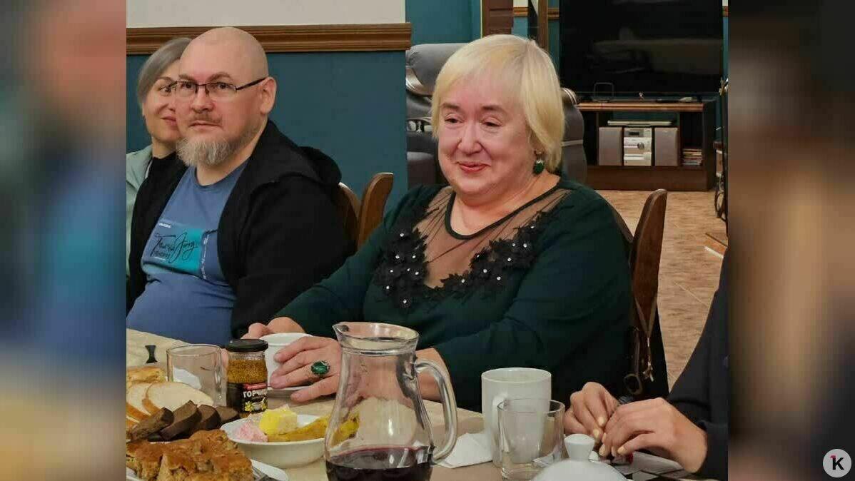 В Калининграде скоропостижно скончалась писательница Татьяна Ленская дочь известного российского фантаста Сергея Снегова Татьяны Сергеевны не стало вечером 21 января на девятый день после смерти её брата журналиста и писателя Евгения Ленского Все последние годы жизни они провели вместе Татьяна Сергеевна бережно и преданно ухаживала за братом которому ампутировали ногу порой забывая о собственных проблемах со здоровьем Она была очень жертвенным человеком она всегда жила для кого то вспоминает калининградская писательница Ольга Синицина При этом близкие не слышали от неё ни жалоб ни негатива а с лица Татьяны не сходила улыбка На всех фотографиях её лицо светится добротой Татьяна Ленская была замечательный поэт тонкий лирик и блестящий литературный редактор говорит Борис Бартфельд председатель региональной общественной организации писателей Калининградской области Не раз редактировала Ленская и новые издания книг своего отца фантаста Сергея Снегова По факту она повторила подвиг Мариэтты Чудаковой вернувшей миру черновой вариант булгаковских Мастера и Маргариты подготовив к печати последний незаконченный роман отца Книга бытия Ленской и самой тоже было не чуждо литературное творчество Татьяна Сергеевна стала автором нескольких поэтических сборников многочисленных публикаций в журналах и альманахах Была и членом Союза писателей Прощание с писательницей состоится 26 января Редакция Клопс приносит глубокие соболезнования близким друзьям и коллегам Татьяны Сергеевны