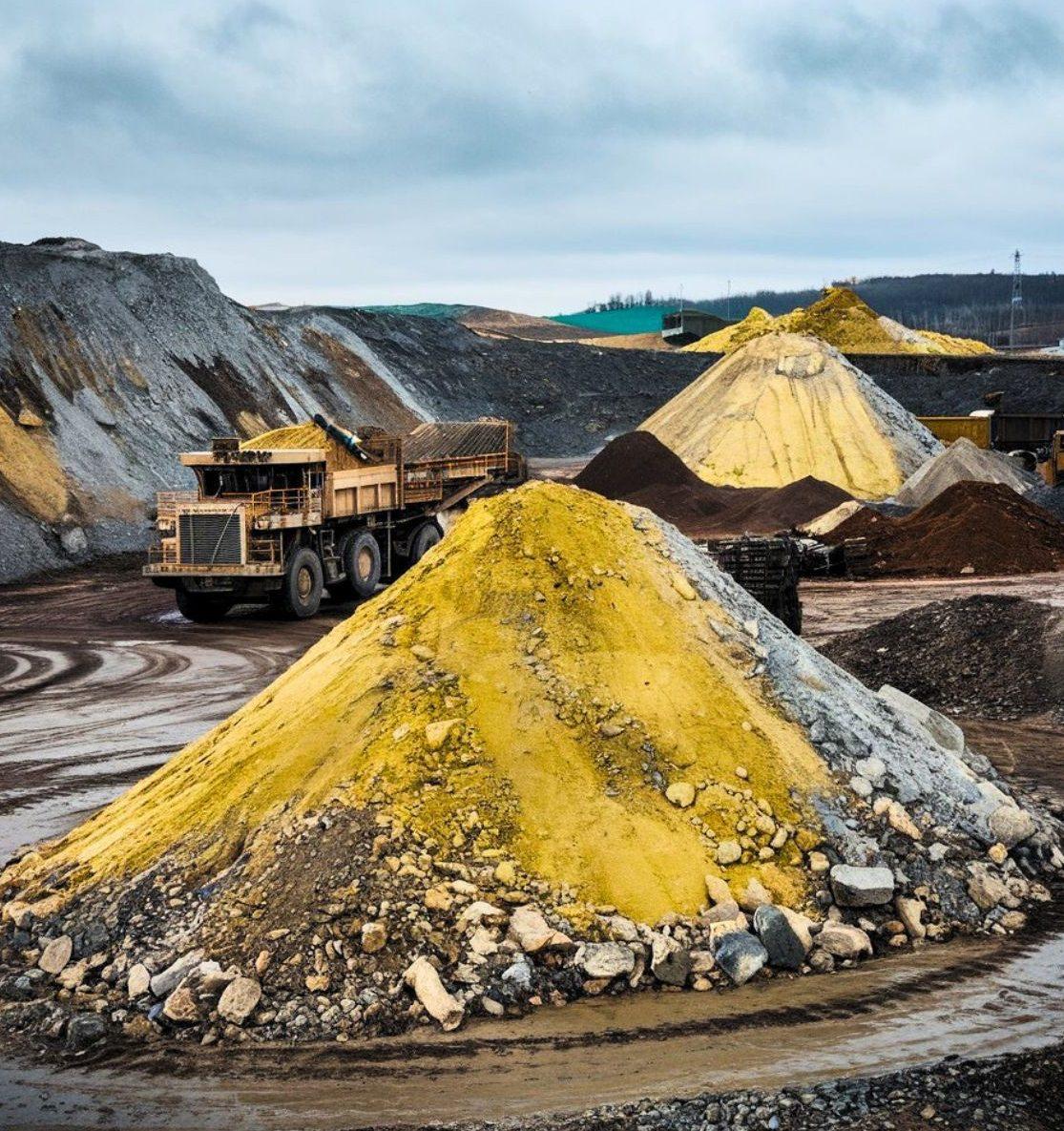 В Китае воплотили в жизнь технологию древних ядерные реакторы на тории В 60х годах прошлого века ученые в США создали безопасный ядерный реактор на тории выдающий в 50 раз меньше отходов не требующий воды и не перегревающийся Но тогда доминировал уран и из за отсутствия инфраструктуры проект свернули Пока в 2011 году китайские инженеры не нашли материалы в архивах спустя 14 лет они представили первый действующий ториевый реактор в пустыне Гоби Залежи тория в Китае могут обеспечить страну энергией на 60 тысяч лет а если затея взлетит технология перевернет глобальный рынок энергии