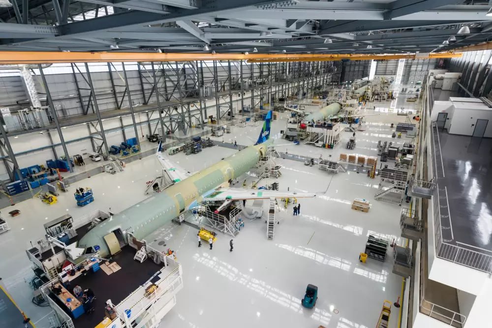 Airbus открыл в США вторую сборочную линию лайнеров семейства A320neo 13 октября европейский консорциум Airbus официально запустил вторую линию окончательной сборки этих узкофюзеляжных самолётов на своём заводе в городе Мобил штат Алабама Данный шаг является частью плана компании по увеличению ежемесячного производства лайнеров семейства A320neo до 75 единиц к 2027 году Всего же за первые девять месяцев этого года на сборочных предприятиях Airbus в Тулузе Гамбурге Мобиле и Тяньцзине было собрано в общей сложности 454 узкофюзеляжных самолёта в числе которых 392 A320neo и 62 A220 Airbus Постфактум Airbus A320 A220 Онлайн проект eMAKS aviasalonmaks