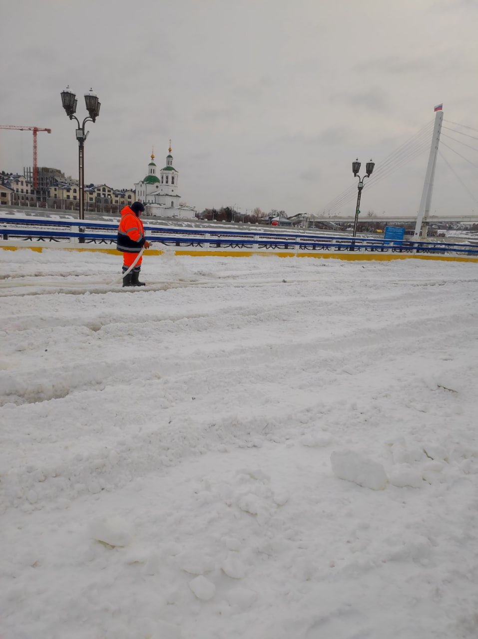 Заливаем катки   Установившаяся морозная погода позволила приступить к заливке катков в Тюмени. Специалисты МБУ «Тюменьгормост» ведут работы сразу на трех объектах.  На набережной реки Туры в районе мультицентра «Контора пароходства», а также у моста Влюбленных уже подготовлены основания для катков. В работе у специалистов послойное намораживание льда.   В Затюменском экопарке производится подрезка и шлифовка льда, чтобы придать покрытию ровность. Следующим этапом будет заливка для создания зеркального вида.