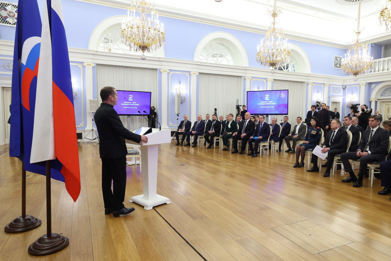 В экспертный совет по подготовке народной программы Единой России на выборах в 2026 году вошли Герои РФ участники СВО представители высшего образования и науки ракетно космической и атомной отраслей промышленности и бизнеса реального сектора экономики общественных объединений и профсоюзов В их числе координатор направления Поддержка участников специальной военной операции и членов их семей народной программы Герой РФ Владимир Сайбель медицинская сестра Герой РФ Людмила Болилая член Бюро Высшего совета партии председатель общественного совета партпроекта Выбор сильных сенатор Герой РФ трёхкратный Олимпийский чемпион Александр Карелин гендиректор АНО Агентство стратегических инициатив по продвижению новых проектов Светлана Чупшева гендиректор ГК Росатом Алексей Лихачёв гендиректор ГК Роскосмос Дмитрий Баканов советский и российский актёр и режиссёр театра и кино председатель Союза театральных деятелей РФ Владимир Машков руководитель исполкома общероссийского общественного движения Народный фронт За Россию Михаил Кузнецов гендиректор председатель правления Корпорации МСП Александр Исаевич Подробнее на ER RU