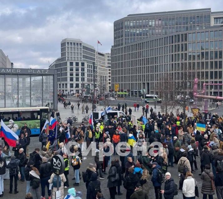 В Берлине начался сбор участников антивоенного марша  Место сбора — Potsdamer Platz. Сам марш начнется менее чем через час, в 14:00 по местному времени.  Акции запланированы и в других городах по всему миру. Информацию о них вы найдете по ссылке.  Фото: «Сирена»