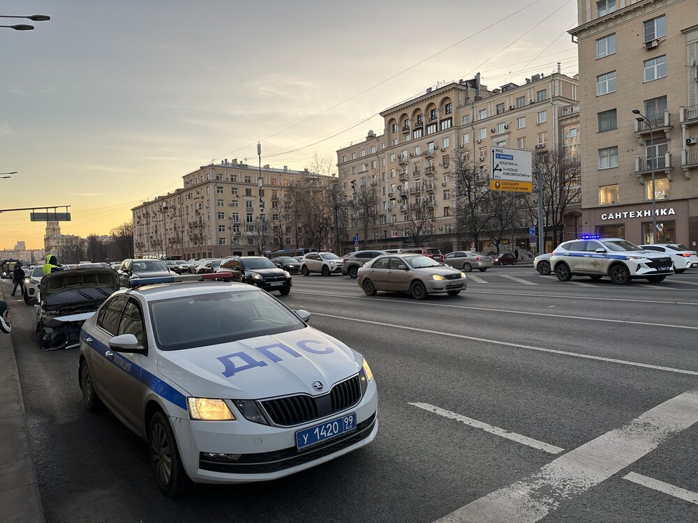 Сотрудники ГИБДД массово останавливают грузовики под Москвой для досмотра В Московской области полиция проводит массовые проверки грузового транспорта. Об этом сообщает Telegram-канал Baza. Пресс-служба уведомляет, что сотрудники ГИБДД осуществляют досмотр не только документов водителей, но и грузовых отсеков фур и «Газелей». Предположительно, проверки направлены на выявление возможной перевозки беспилотных летательных аппаратов. Согласно данным источника, усиленные меры контроля действуют уже несколько дней. На основных магистралях…