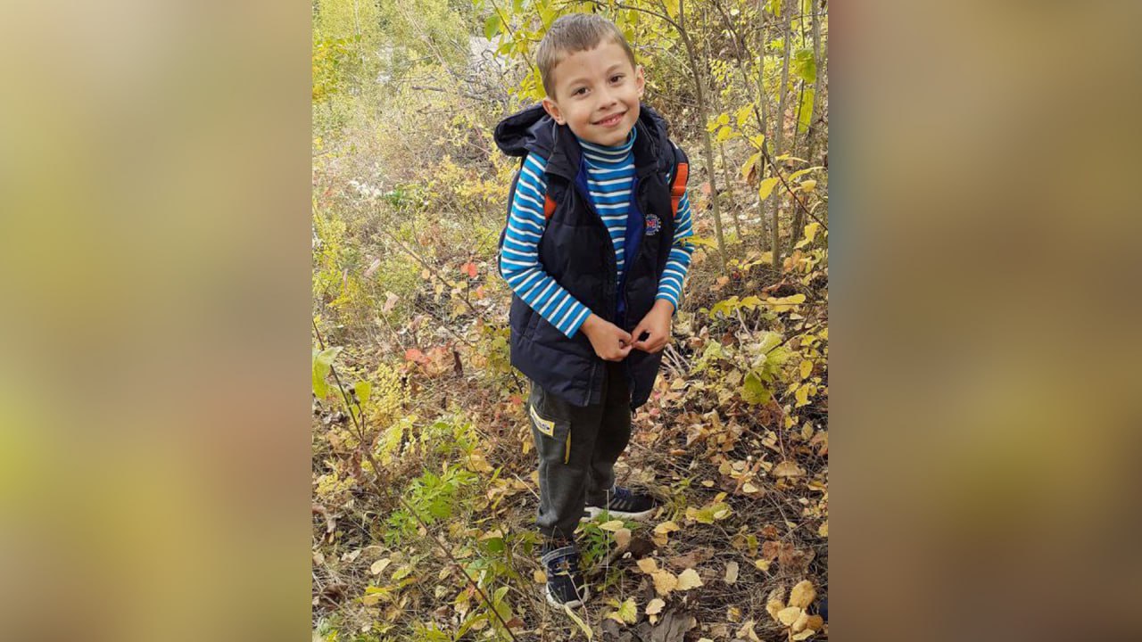 В Красноярске ищут пропавшего 11 летнего мальчика В полицию обратилась мама школьника По ее словам еще вчера вечером он ушел гулять из дома в Железнодорожном районе города и до сих пор не вернулся Все это время связи с ребенком не было Приметы рост около 150 сантиметров худощавое телосложение русые волосы короткая стрижка Мальчик был одет в черный пуховик темно зеленую шапку с красным помпоном и черно белые кроссовки пишут в полиции Если вы видели мальчика или знаете где он может быть звоните по номеру 102 Фото mvd 24 eniseytv