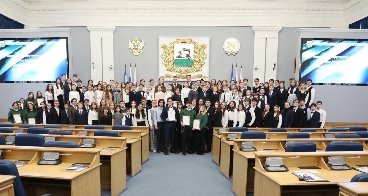 70 учеников школ и учреждений допобразования получили именные стипендии от главы уфимской администрации Эти ребята добились высоких результатов в учёбе научных проектах олимпиадах спорте и творческих конкурсах Спасибо родителям педагогам и наставникам за их воспитание и поддержку Желаю каждому ребенку не бояться мечтать и ставить перед собой амбициозные цели Не бояться ошибок они часть пути к успеху И всегда помнить что мы рядом подчеркнул мэр города Ратмир Мавлиев Ученики гимназии 39 София Багаутдинова и Марат Баширов от лица всех награждённых отметили Диплом от имени мэра своеобразный знак качества и отличный стимул для дальнейшего роста А возможность находиться на церемонии награждения в этом зале в центре принятия важнейших управленческих решений для города конечно же большая честь После награждения школьники представили мэру свои работы Амир Курбанов обучающийся Ордена дружбы гимназии 3 имени Алексея Горького рассказал об опыте участия в конкурсе проектов Большие вызовы центра Сириус Своими работами в сфере экологии и химии поделились Данияр Кулуев из центра образования 51 Артемий Морозов из центра науки инноваций и творчества Росток В завершение все стипендиаты получили дипломы и подарочные сертификаты Бот обратной связи EBN