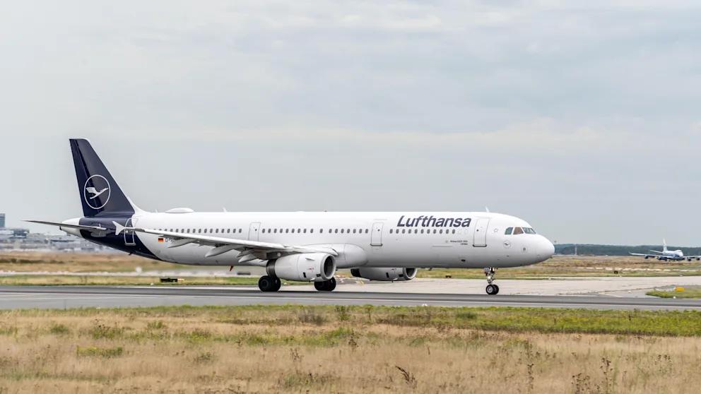 Пилот Lufthansa потерял сознание в воздухе — самолет 10 минут летел без управления Во время рейса Lufthansa из Франкфурта в Севилью самолет Airbus A321 около десяти минут летел без дееспособного пилота. Как следует из опубликованного отчета испанской комиссии по расследованию авиационных происшествий, инцидент случился 17 февраля 2024 года на высоте 10 700 метров. Капитан покинул кабину для посещения туалета, после чего второй пилот внезапно потерял сознание — предположительно, в результате приступа. Автопилот продолжал удерживать курс, но из-за положения тела пилота, находившегося без сознания, самолет немного отклонился. Попытки капитана вернуться в кабину оказались безуспешны: дверь заблокировалась, а входной код не сработал, так как второй пилот не мог подтвердить доступ. Через восемь минут второй пилот пришел в сознание и открыл дверь вручную. Капитан немедленно принял управление и решил совершить экстренную посадку в Мадриде, поскольку его коллега был «бледен, потел и вел себя странно». Уже в аэропорту пострадавшим занялись врачи. В отчете говорится, что причиной потери сознания стала ранее не диагностированная неврологическая болезнь.