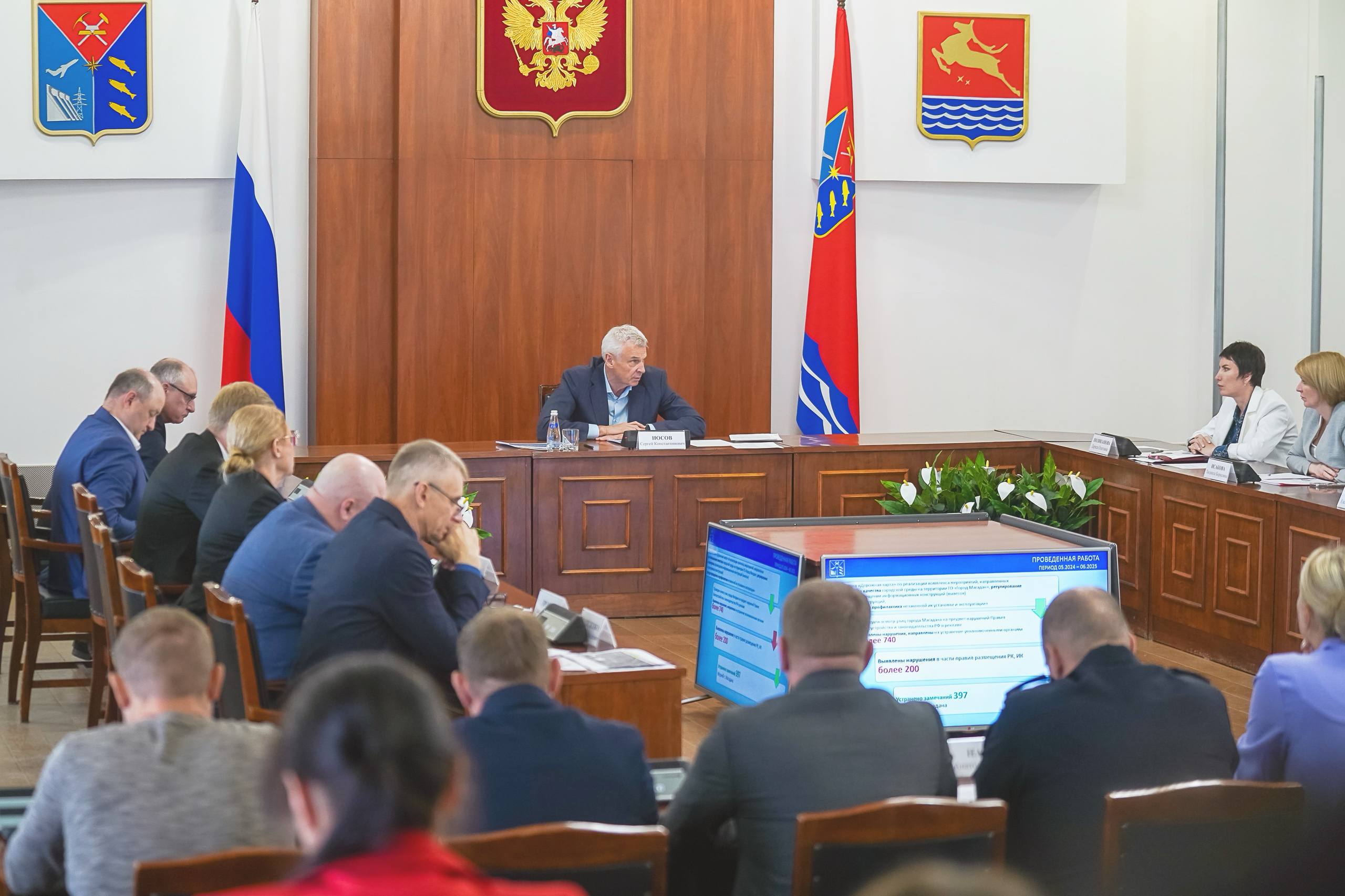 Магадан — в «зелёной зоне» федерального индекса качества среды, но есть потенциал для роста. Об этом говорили на заседании градостроительного совета. Важно соблюдать комплексный подход: порядок на тротуарах, дорогах, во дворах, ремонт фасадов, благоустройство общественных пространств, разобраться с рекламными конструкциями и самостроем. Обсудили проекты дальнейшего преображения парка «Маяк» и Горохового поля, а также использование архитектурной подсветки — с чувством меры и вкусом. Дал три месяца на составление плана-графика работ с этапами, сроками и ответственными. Город должен быть чистым, комфортным и современным.